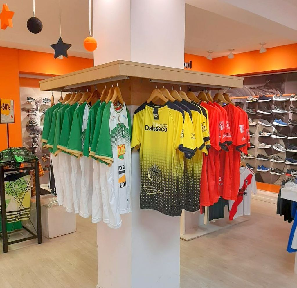 En uno de los locales de ropa deportiva de Alvear se exhiben las camisetas de Ferro, Colón y Carmensa, pero también están las de 10 de Septiembre y Andes.