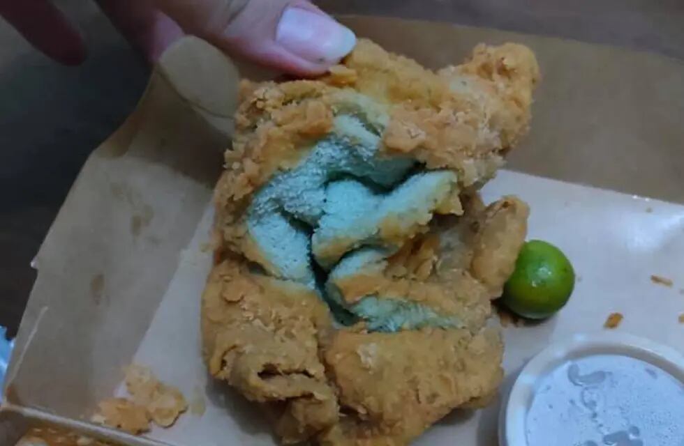 La mujer de Manilas, Filipinas, notó que un pedazo de pollo estaba un tanto duro mientras cenaba. Foto: Facebook