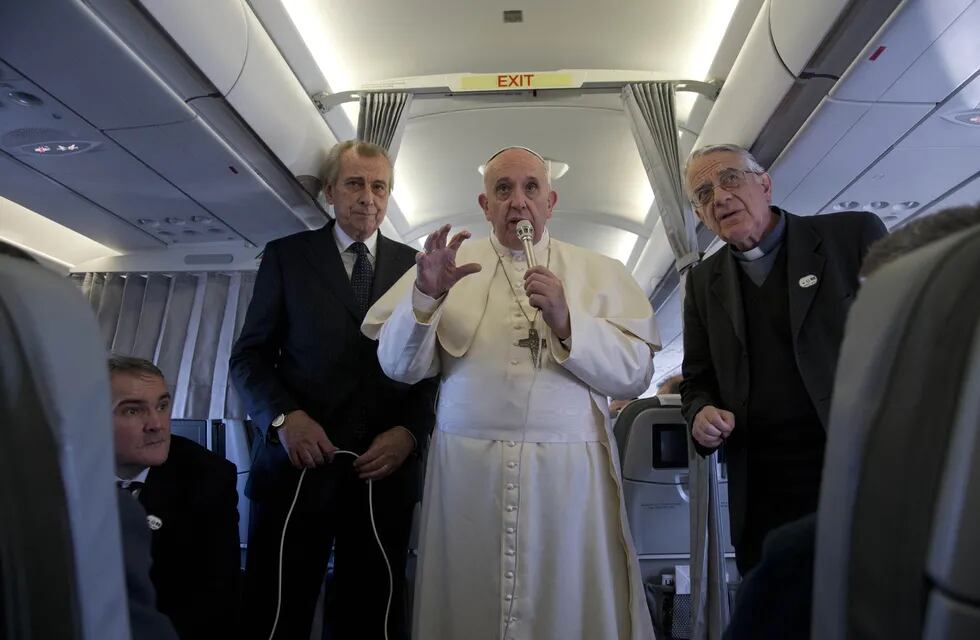 El Papa Francisco responde a los periodistas en el vuelo de regreso a Roma. (AP)