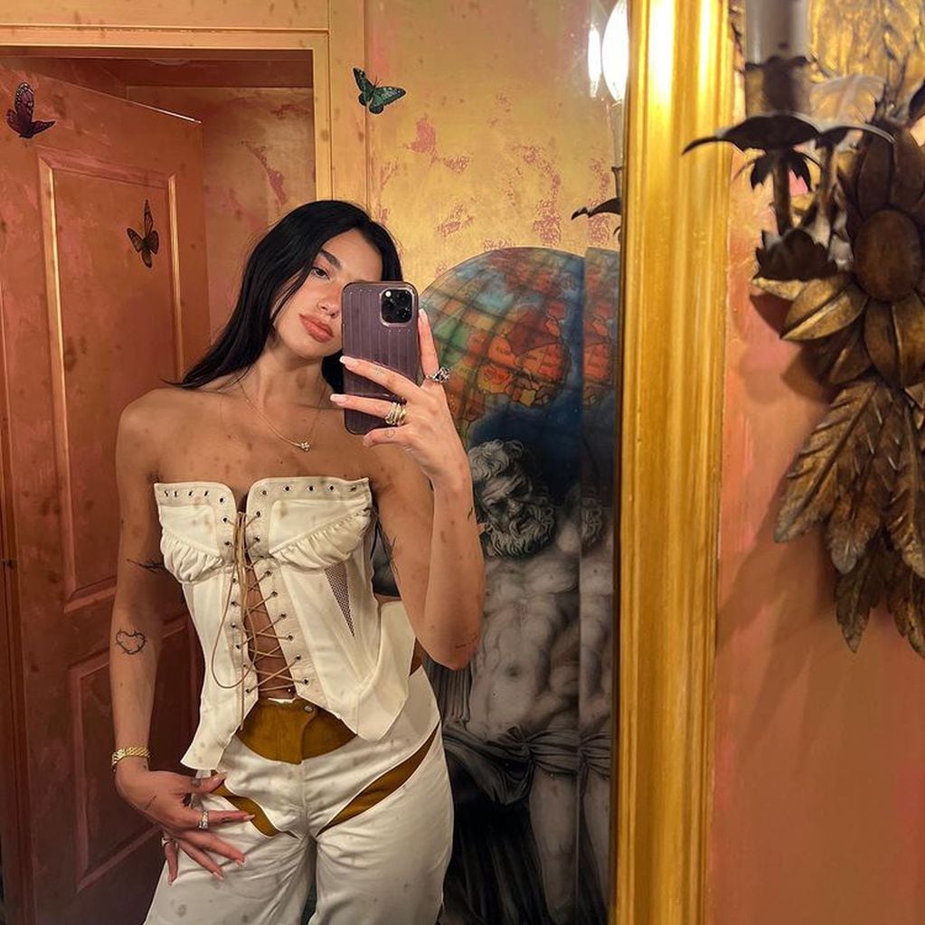 Dua Lipa posó con un outfit extravagante en Instagram.