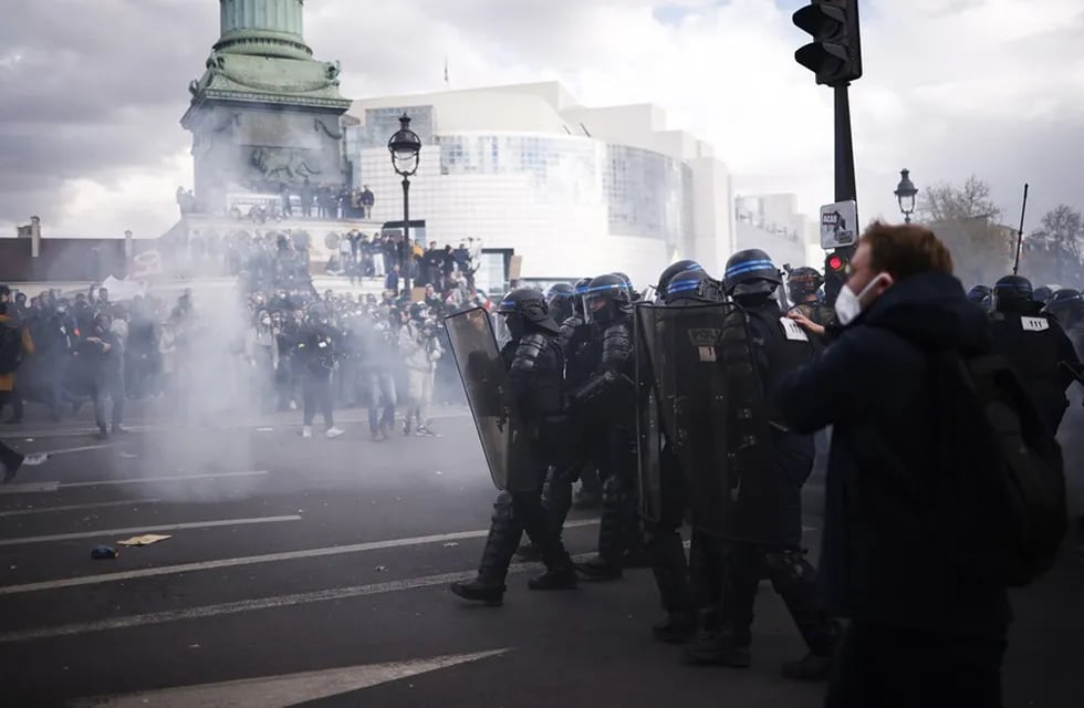 Distintos incidentes se produjeron en París y otras ciudades, en medio de las protestas por la reforma jubilatoria durante este 1 de mayo.