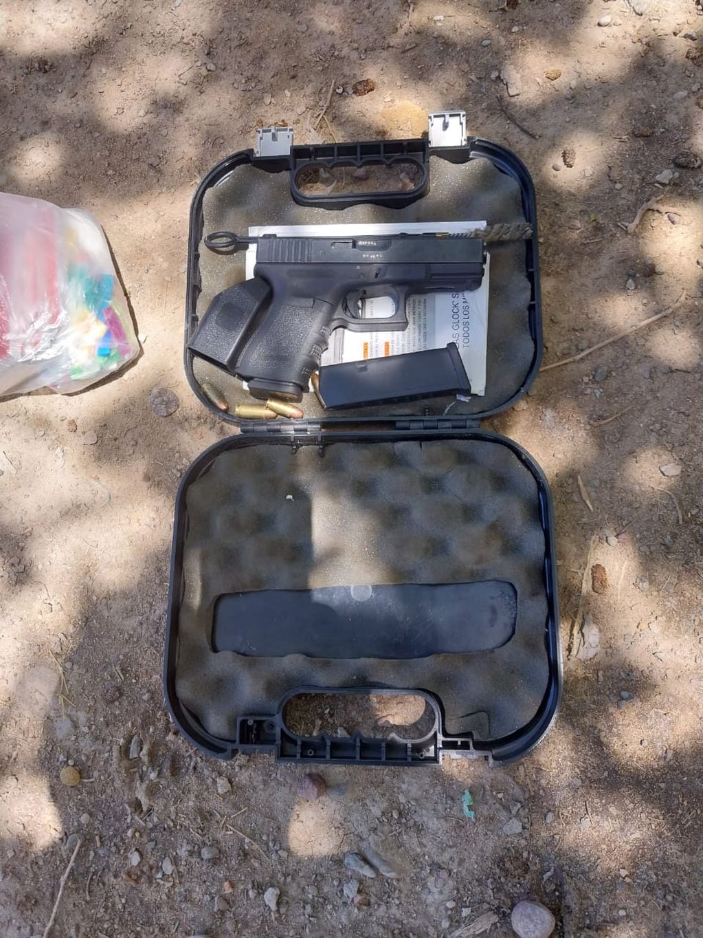 Entre las armas que encontraron había una pistola Glock 9 milímetros, con dos cargadores y 17 municiones. | Foto: Ministerio de Seguridad