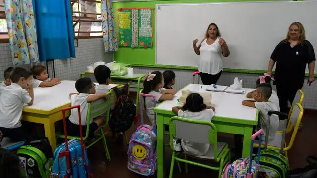 Casi 260.000 chicos volvieron a clases en Mendoza: el presentismo en docentes y alumnos supera 99%. Foto: Orlando Pelichotti / Los Andes.