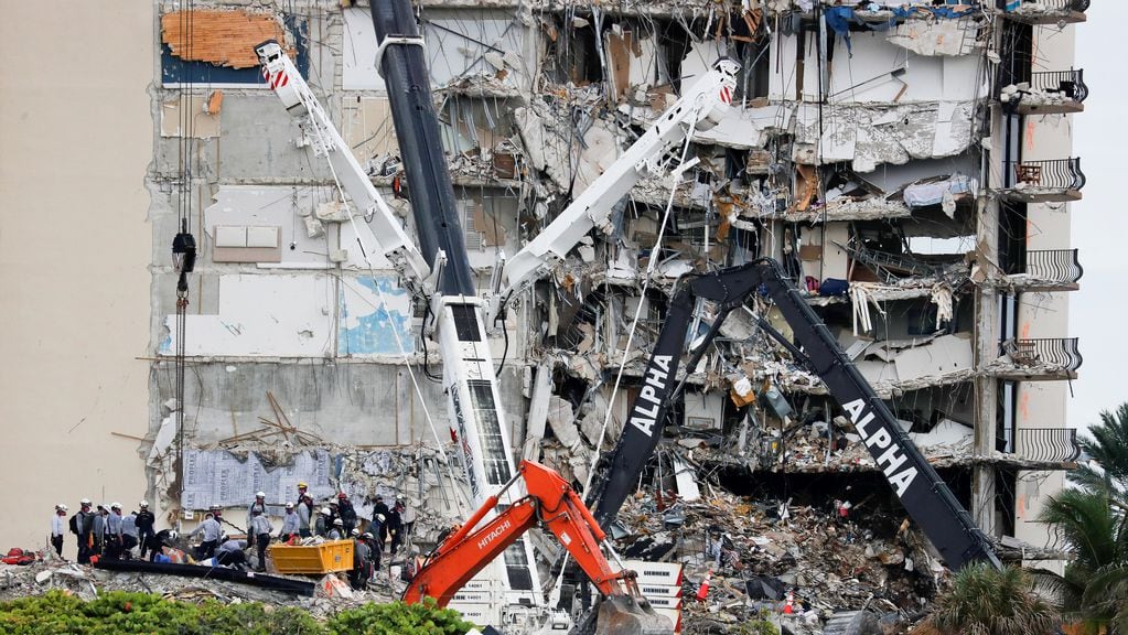 Rescatistas continúan con los trabajos de búsqueda de sobrevivientes en el edificio derrumbado de Surfside, Miami.