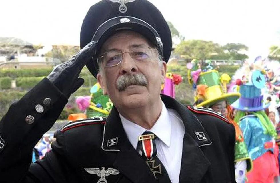 Polémica en España por un concejal vestido de oficial nazi