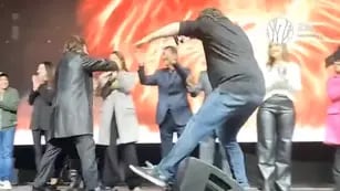 El publicista de Javier Milei se cayó en el escenario por filmar al precandidato