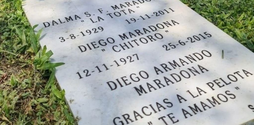La tumba en donde está enterrano Diego Maradona, en un cementerio. Su familia quiere trasladar el cuerpo a un mausoleo en Puerto Madero. (Clarín)