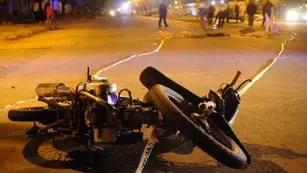 Una mujer policía se accidentó en moto