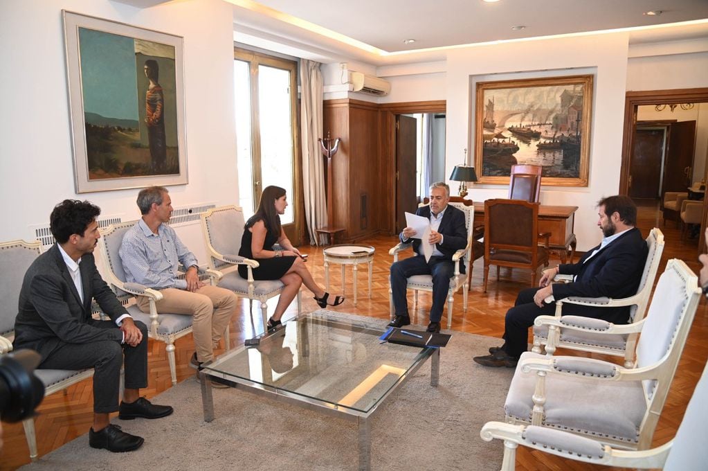Las autoridades del Colegio de Abogados fueron recibidas por el Gobernador Alfredo Cornejo. Gentileza prensa Gobierno de Mendoza.