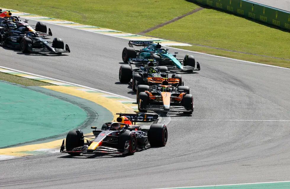 AME3783. SAO PAULO (BRASIL), 05/11/2023.- El británico Lando Norris (i) de McLaren, el holandés Max Verstappen (c) de Red Bull Racing y el español Fernando Alonso (d) de Alpine celebran hoy, al final del Gran Premio de Brasil de Fórmula 1, en el circuito de Interlagos, en Sao Paulo (Brasil). EFE/ Sebastiao Moreira