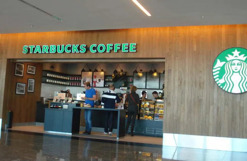 La cadena de café Starbucks inauguró una sucursal en el aeropuerto de Ezeiza