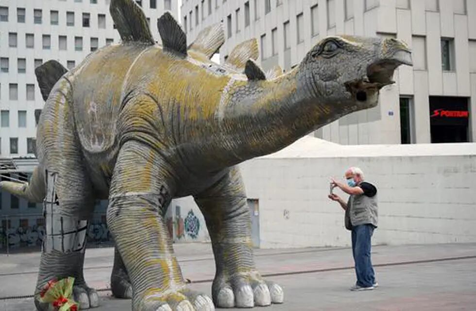La estatua de un dinosaurio en Santa Coloma de Gramanet, localidad aledaña a Barcelona. Foto: Gentileza