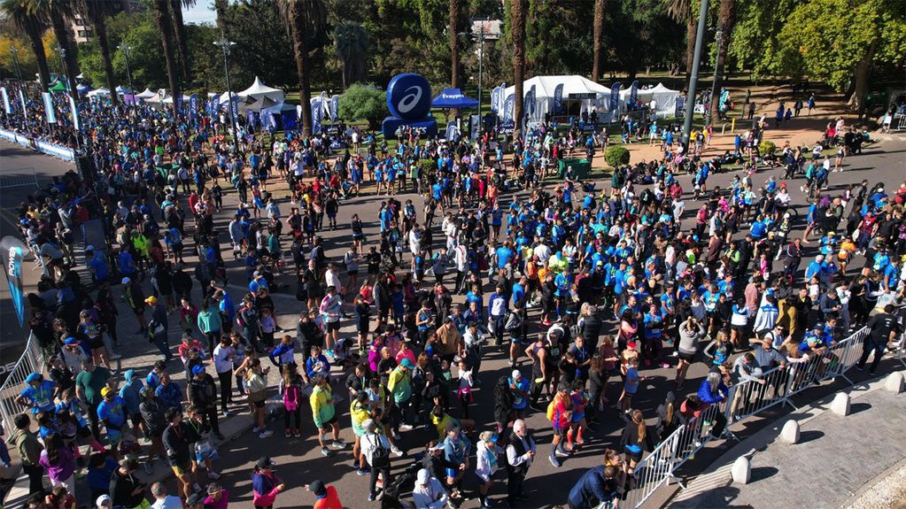 Maratón Internacional de Mendoza. Miles de deportistas se dieron cita en las calles de la Ciudad de Mendoza para disfrutar de una nueva edición de la MIM en las distancias 10k, 21k y 42k.