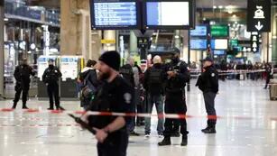 Un hombre armado con un gancho metálico afilado atacó a seis personas en la estación de París