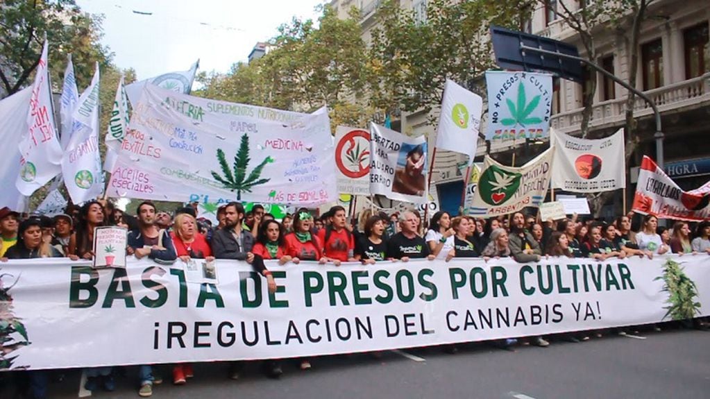 Activistas participaron de la 13° Marcha Nacional de la Marihuana. Foto: Web