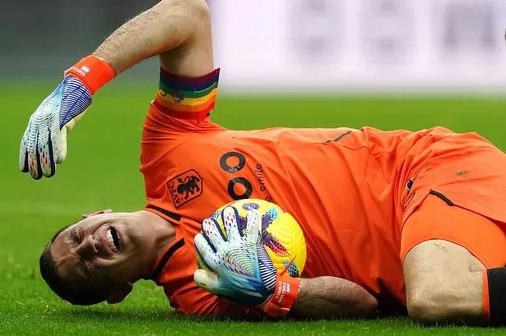 Dibu Martínez salió lesionado en el último partido del Aston Villa