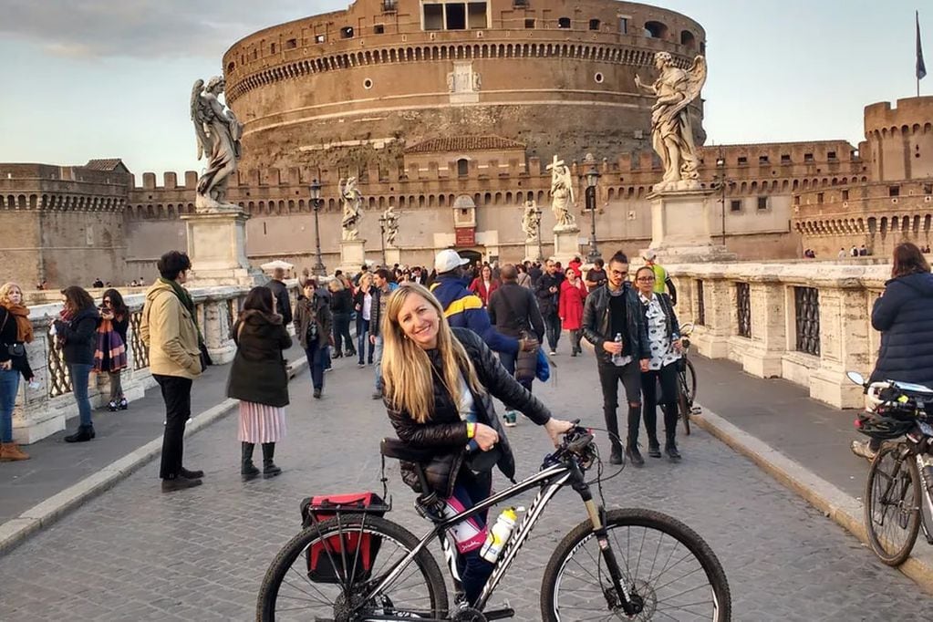 Mónica emprendió su primer gran viaje sola a Europa y su medio de transporte siempre es la bicicleta.