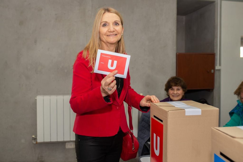 Se realizan las elecciones en la Universidad Nacional de Cuyo 2022. Adriana García candidata a rectora emite su voto. Gentileza Compromiso Universitario