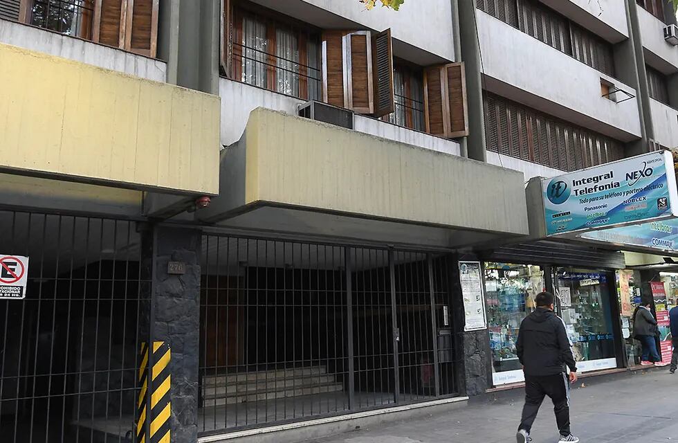 El ingreso al edificio en donde mataron a la víctima. Marcelo Rolland/Los Andes
