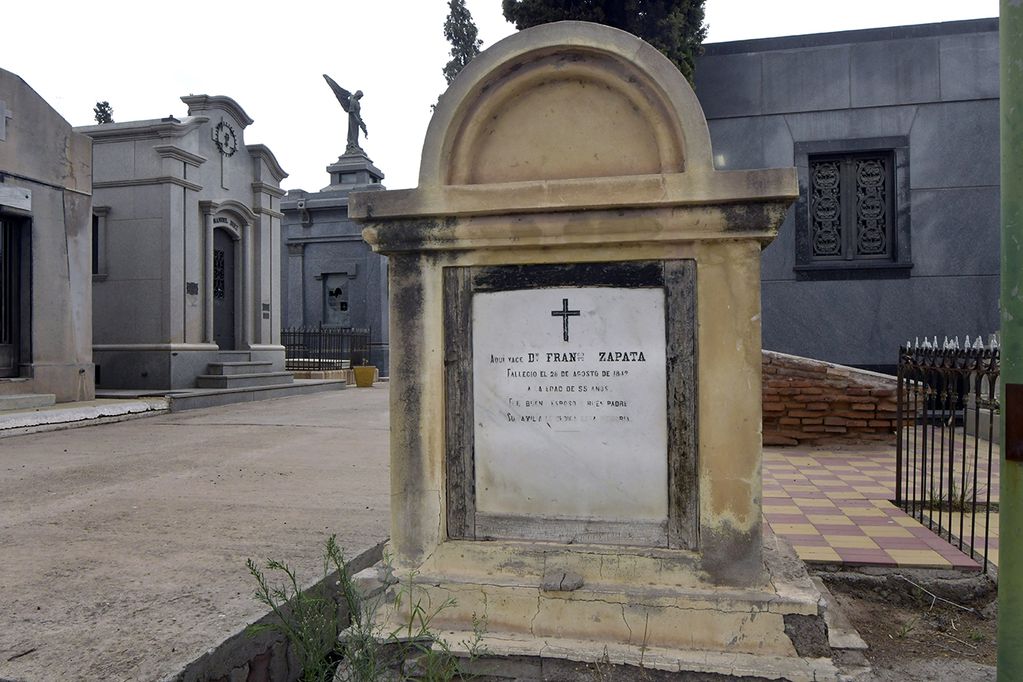 Misterio, el cipo de Zapata es uno de los sepulcros más antiguos del Cementerio de Capital. Foto : Orlando Pelichotti