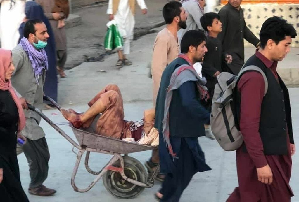 Las imágenes tras el doble atentado suicida en Kabul, Afganistán. / Twitter @BarzanSadiq