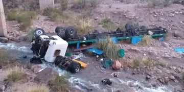 Trágico accidente en Alta Montaña: camionero mendocino volcó, cayó al río y murió en la ruta 7 (Prensa Gendarmería Nacional)