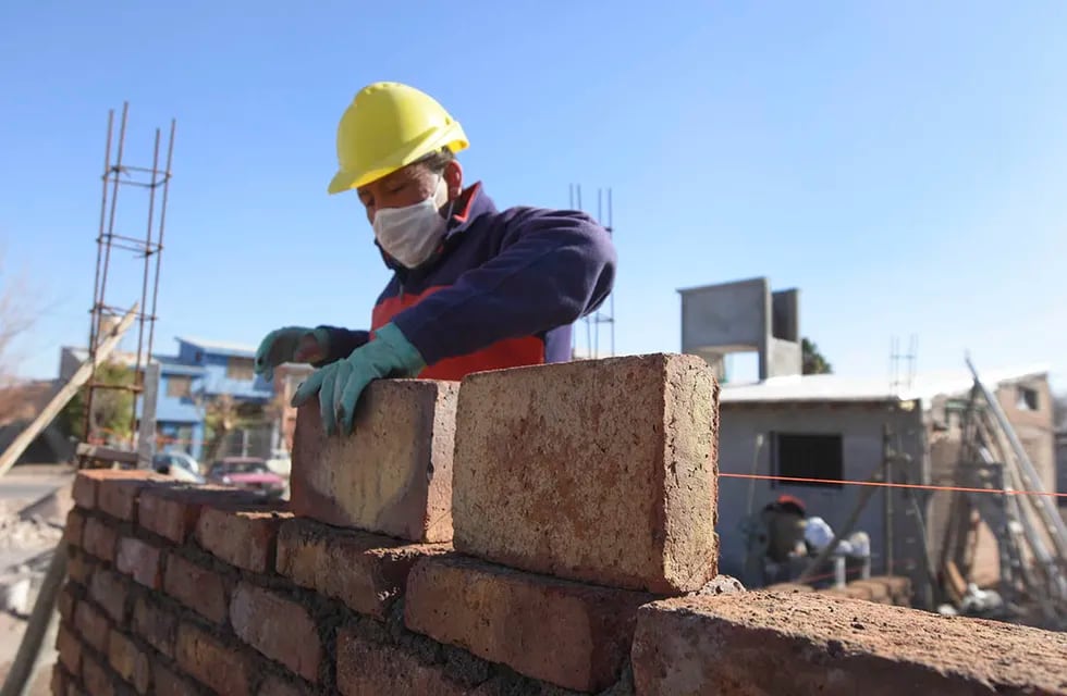 Desde el 1 de agosto, el salario mínimo quedó fijado en $28.080 por mes, ese monto sería suficiente para percibir asistencia financiera para edificar viviendas de 33m2. /Foto José Gutierrez / Los Andes