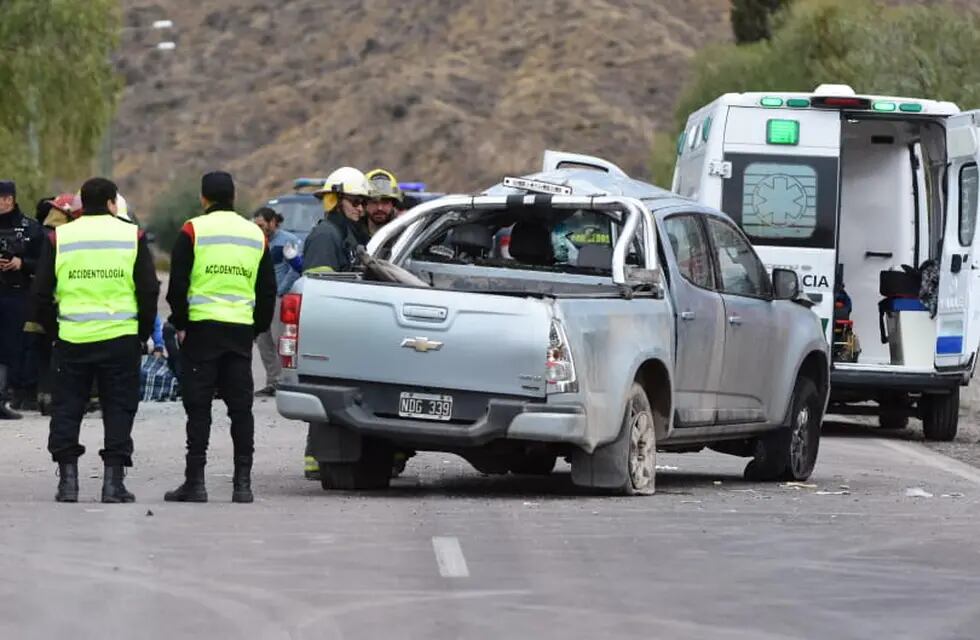 Durante la tarde del lunes 15 alumnos de la Universidad Nacional de Cuyo tuvieron un grave accidente en El Challao. - Mariana Villa / Los Andes.