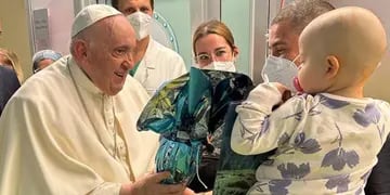 Papa Francisco visitando niños con cáncer