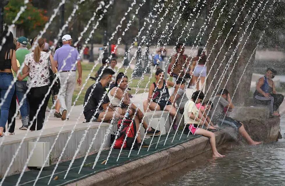 Ola de calor en la provincia de Mendoza con temperaturas muy altas.
La gente se refresca a la orilla del lago del parque General San Martin.