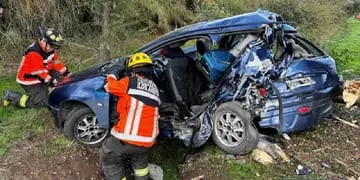 Cuatro argentinos resultaron heridos al despistar y chocar su auto contra un árbol en Chile. | Foto: gentileza Los Andes Online