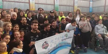 El plantel que participará de la Liga de las Naciones, fue a San Martín de Porres y jugó con los chicos del programa de voley inclusivo.