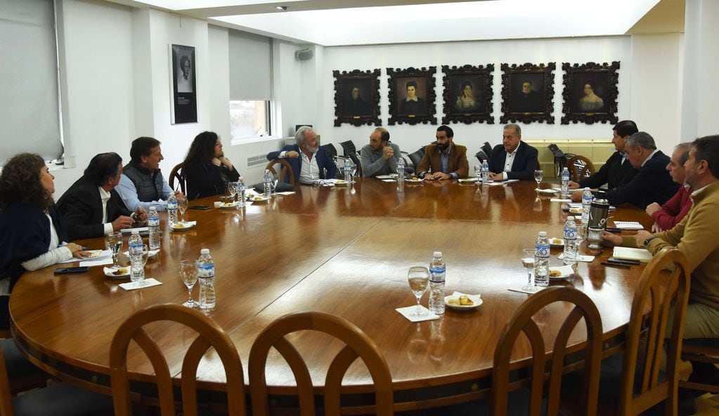 Rodolfo Suárez convocó a una reunión de gabinete en Casa de Gobierno. Prensa Mendoza