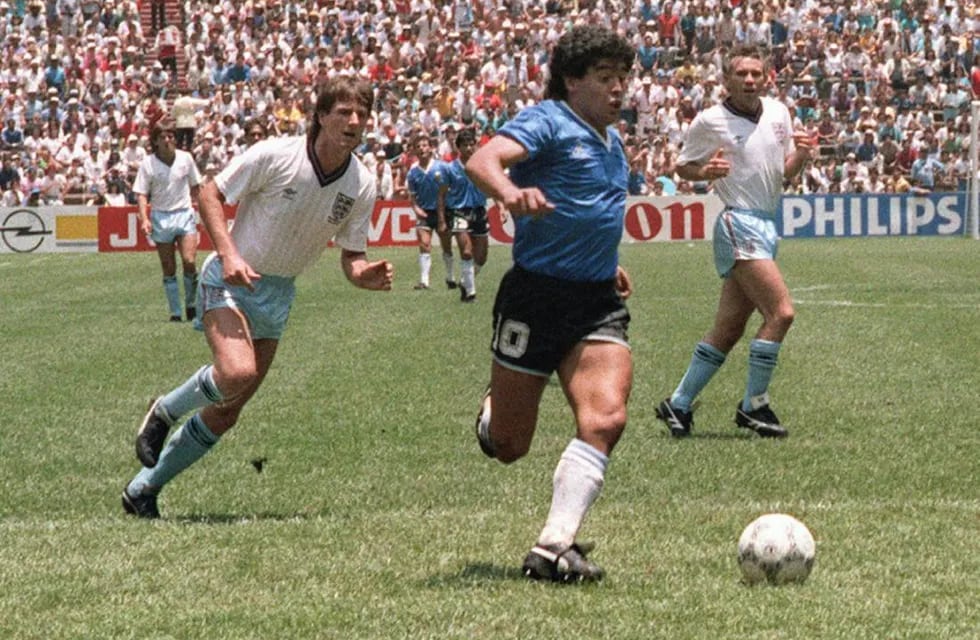 El momento previo a la definición de Diego Maradona ante Inglaterra en 1986. Fue su segundo gol. Impresionante.