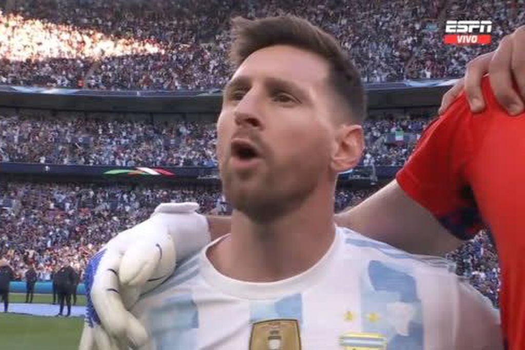 Messi cantando el himno en Wembley. (Captura de TV)
