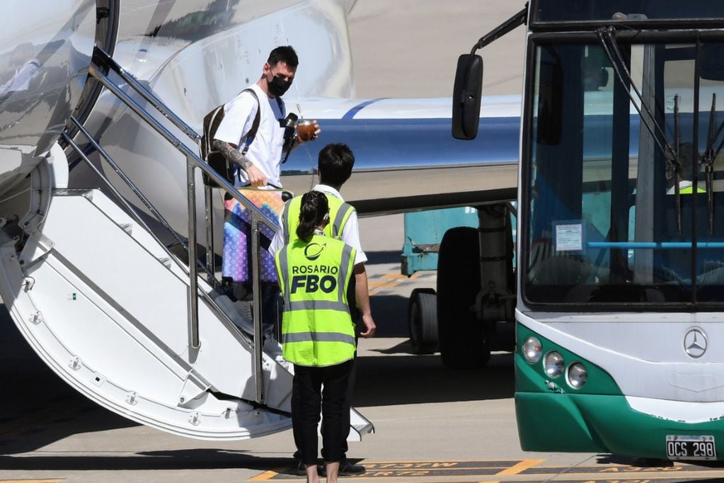 Lionel Andrés Messi llegó al aeropuerto de Rosario este jueves. Pasará las Fiestas en familia. / Clarín