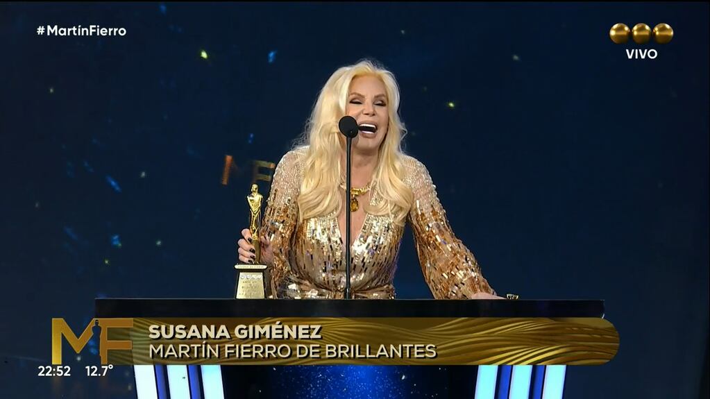 Momento en que Susana Giménez recibió el Premio Martín Fierro de Brillantes por su trayectoria en la televisión argentina.
