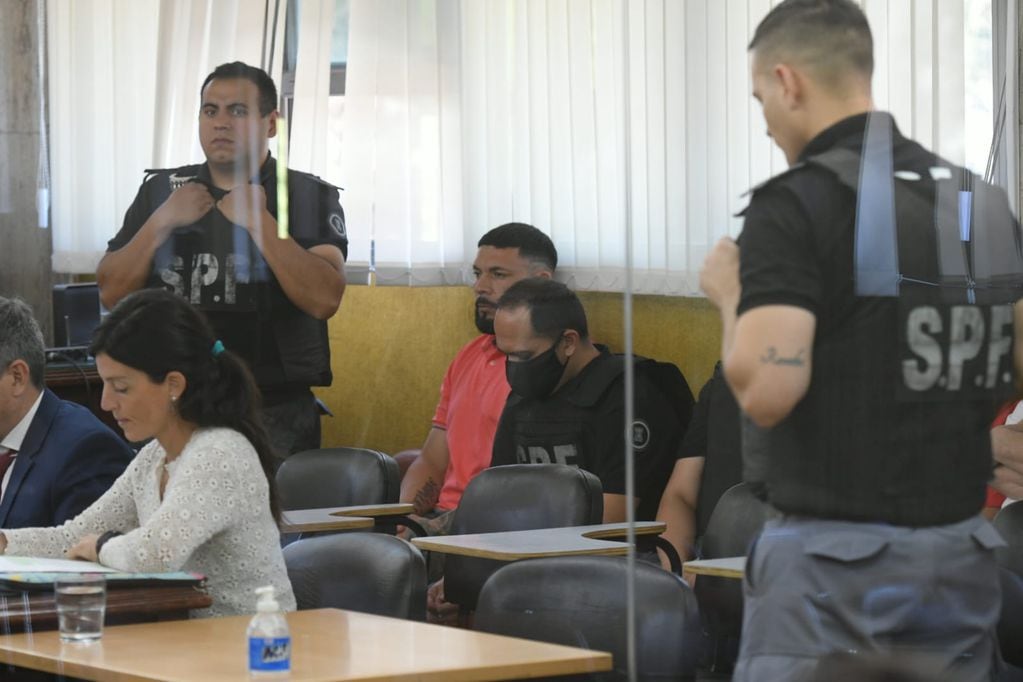 Yamil Rosales (a la izquierda, de barba sentado) junto a Diego Barrrera, con barbijo. Dos de los acusados del por el secuestro y muerte de Diego Aliaga. / Ignacio Blanco - Los Andes