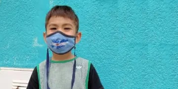 Un niño pidió que le bordaran las Islas Malvinas en su guardapolvo