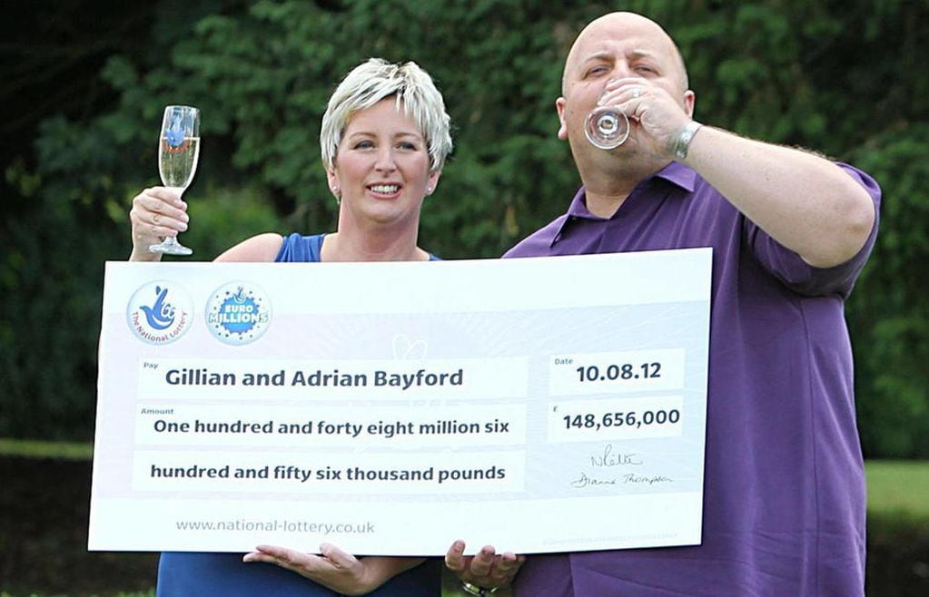 Gillian y Adrian Bayford luego de ganar el Euromillón. Según ellos el origen de sus problemas.