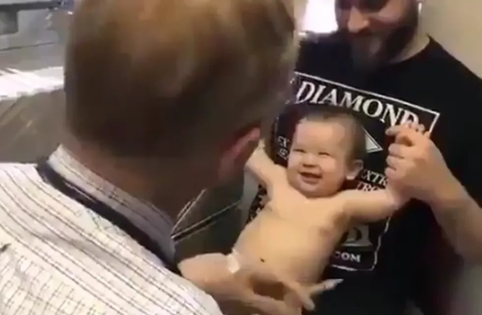 Doctor tiene sus técnicas para vacunar al bebé. Captura video.