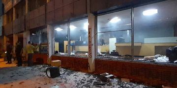 Antimineros atacaron e incendiaron la sede de diario El Chubut