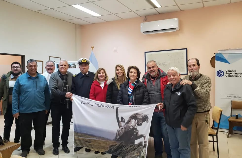 Los participantes de la reunión en la que se buscó avanzaren el proyecto para bautizar sectores del Estadio Malvinas Argentinas con los nombres de los caídos mendocinos en la guerra.