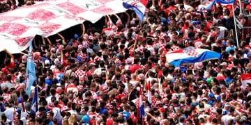 Miles de croatas esperaban en la plaza principal de Zagreb al plantel subcampeón. 