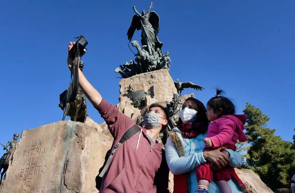 Cerro de la Gloria con turistas. En la foto; Anabel, Juan y Ernestina. Orlando Pelichotti / Los Andes