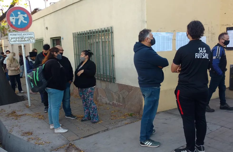 Preparando cuarto oscuro en escuela Leandro Alem de Guaymallén / José Gutiérrez- Los Andes
