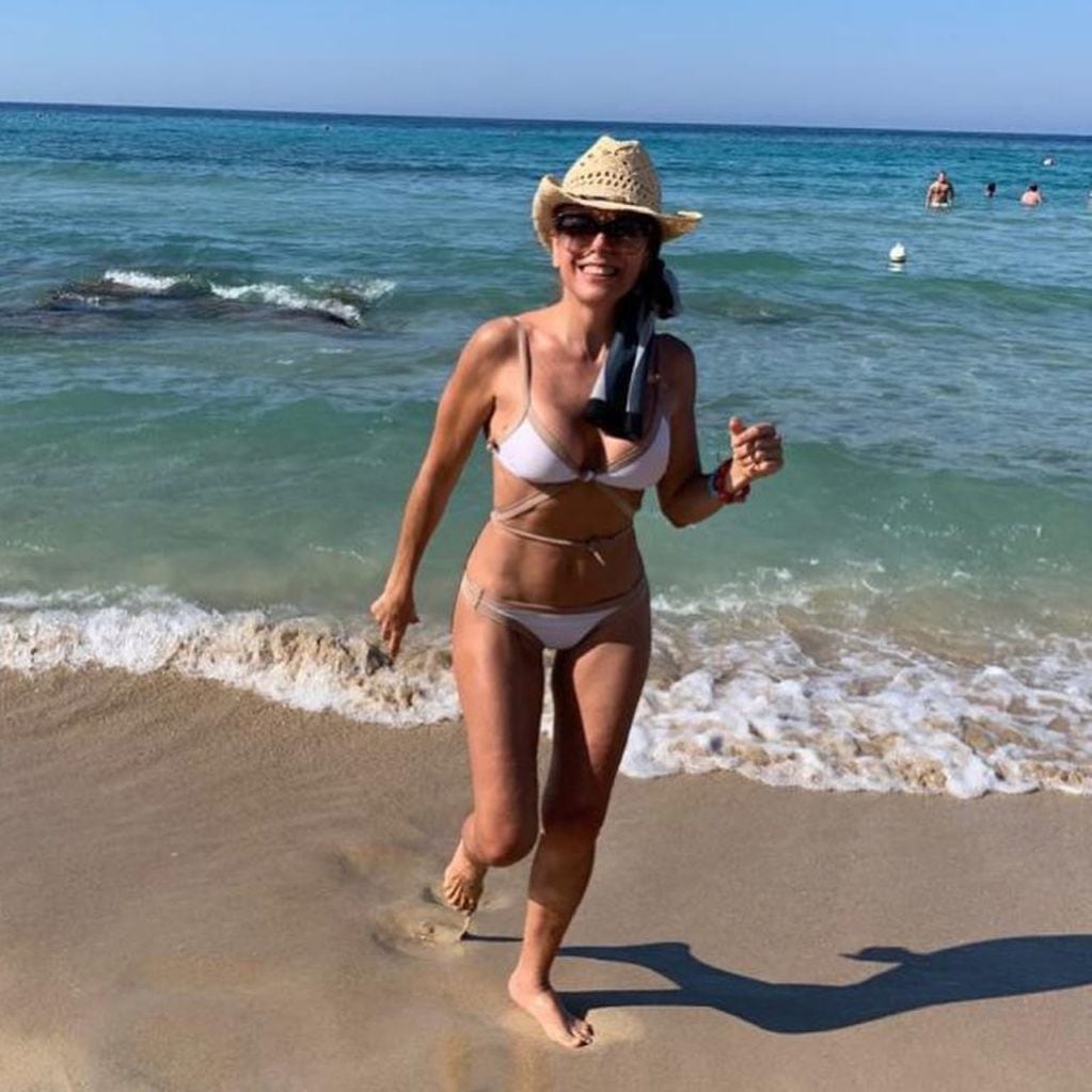 Iliana Calabró mostró su cuerpo "al natural" en bikini (Foto: Instagram/ iliana_calabro)