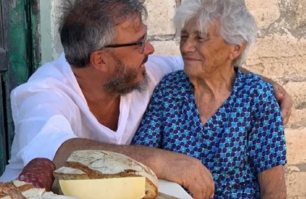 El querido cocinero junto a María, de 91 años.