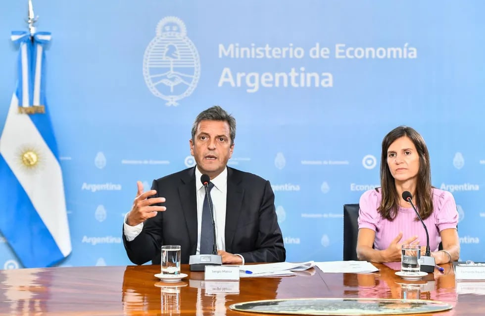 El ministro de Economía, Sergio Massa y la directora ejecutiva de la ANSES, Fernanda Raverta, anuncian nuevos beneficios para jubilados y pensionados en vivo.
