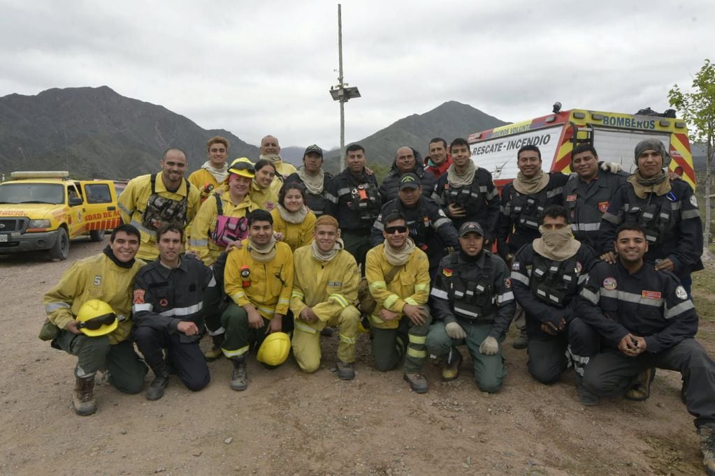 Trabajo de bomberos, brigadistas y policías para controlar los incendios en el piedemonte de Mendoza (Orlando Pelichotti / Los Andes)